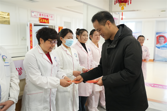 隆阳区区委副书记、区长杨俊波一行莅临隆阳区妇幼保健院慰问一线医务人员